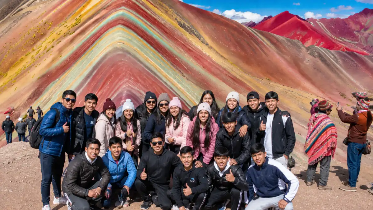 Estudiantes de Áncash durante viajes de promoción para escolares en destino turístico con supervisión.