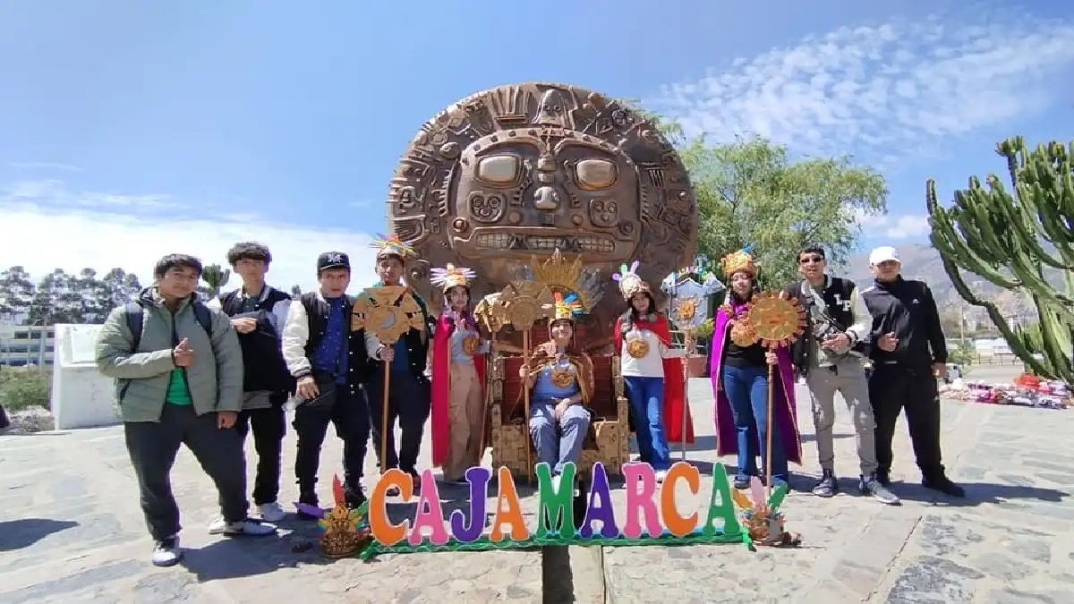 Escolares en viajes de promoción para escolares visitando Cajamarca durante recorrido turístico