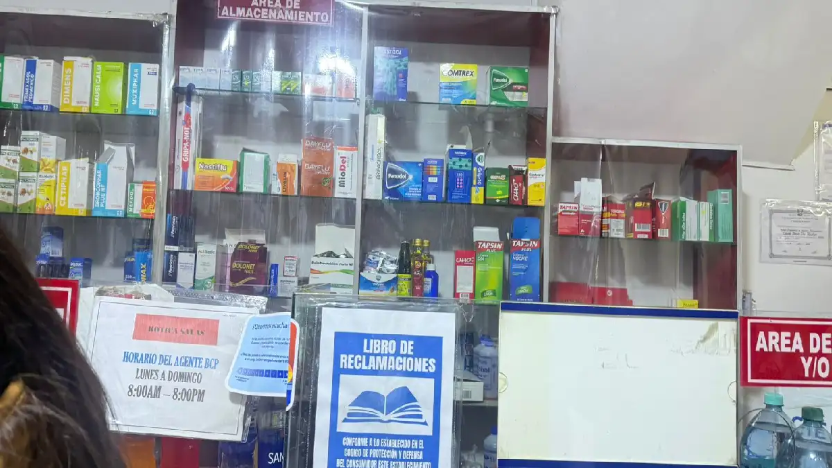 Vitrinas con medicamentos en botica de Huaraz investigada por venta ilegal de clonazepam en Áncash