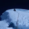 Rescatistas se preparan para auxiliar a un montañista atrapado tras una avalancha en el nevado Tocllaraju, en Áncash.