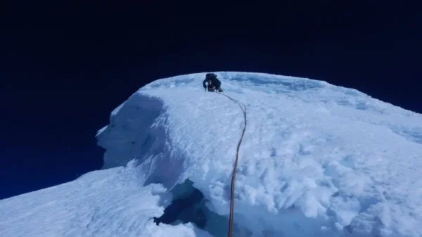 Rescatistas se preparan para auxiliar a un montañista atrapado tras una avalancha en el nevado Tocllaraju, en Áncash.