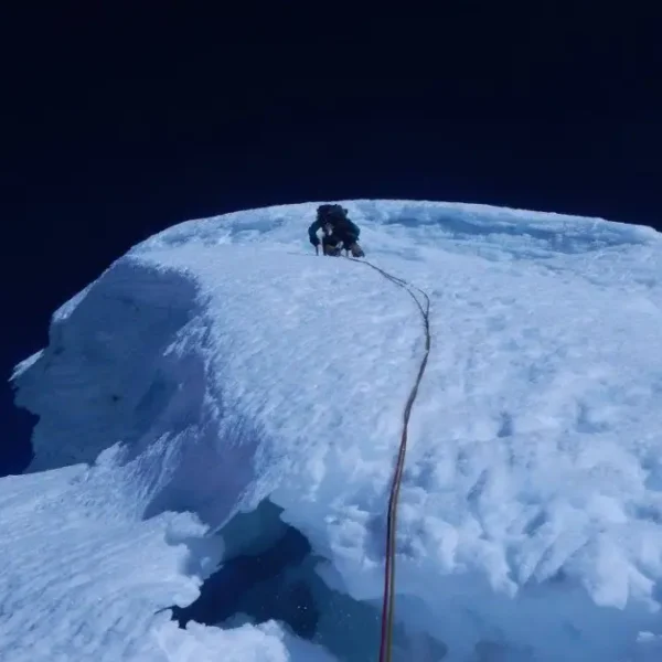 Rescatistas se preparan para auxiliar a un montañista atrapado tras una avalancha en el nevado Tocllaraju, en Áncash.