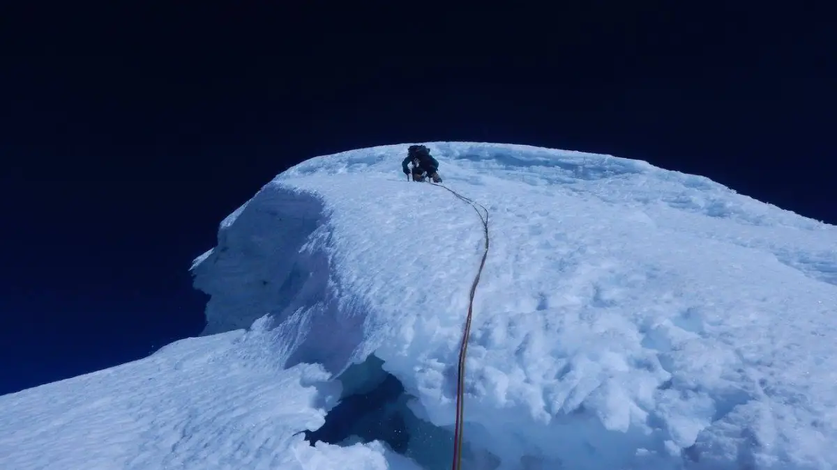 Rescatistas se preparan para auxiliar a un montañista atrapado tras una avalancha en el nevado Tocllaraju, en Áncash.