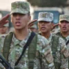 Jóvenes licenciados de las Fuerzas Armadas de Perú marchando, beneficiarios del nuevo bono para el servicio militar