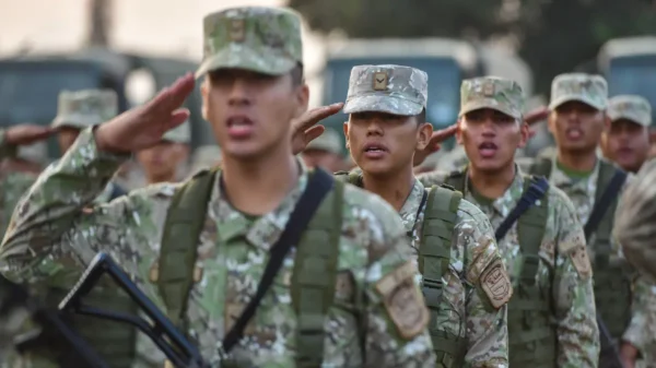 Jóvenes licenciados de las Fuerzas Armadas de Perú marchando, beneficiarios del nuevo bono para el servicio militar