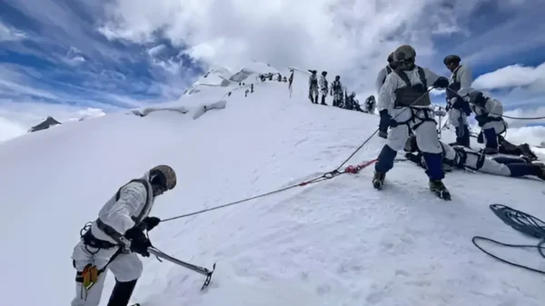 Comandos del Ejército del Perú realizan entrenamiento de alta montaña en el nevado Vallunaraju, Áncash