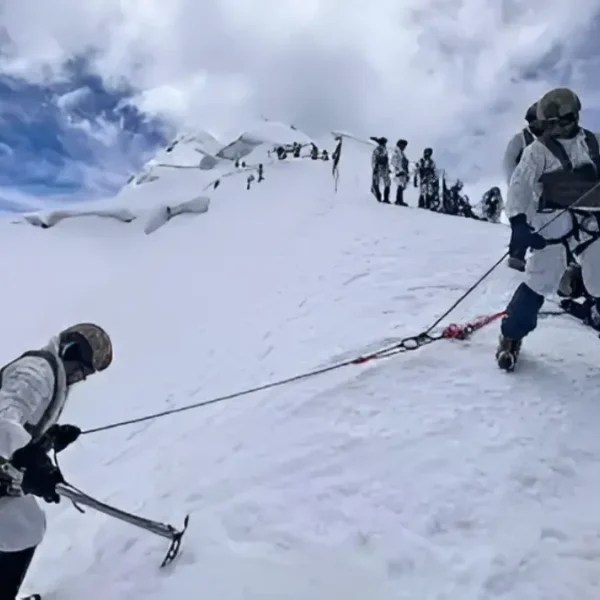Comandos del Ejército del Perú realizan entrenamiento de alta montaña en el nevado Vallunaraju, Áncash
