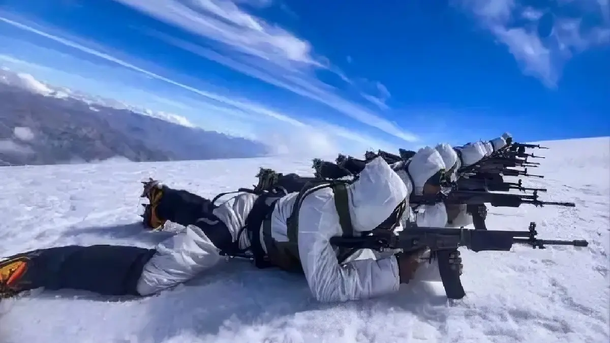 Comandos del Ejército del Perú en posición de disparo durante entrenamiento de alta montaña en el nevado Vallunaraju, Áncash