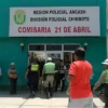 Policía acusado de violar a una joven de 21 años es conducido al penal de Cambio Puente en Chimbote tras orden judicial de prisión preventiva.
