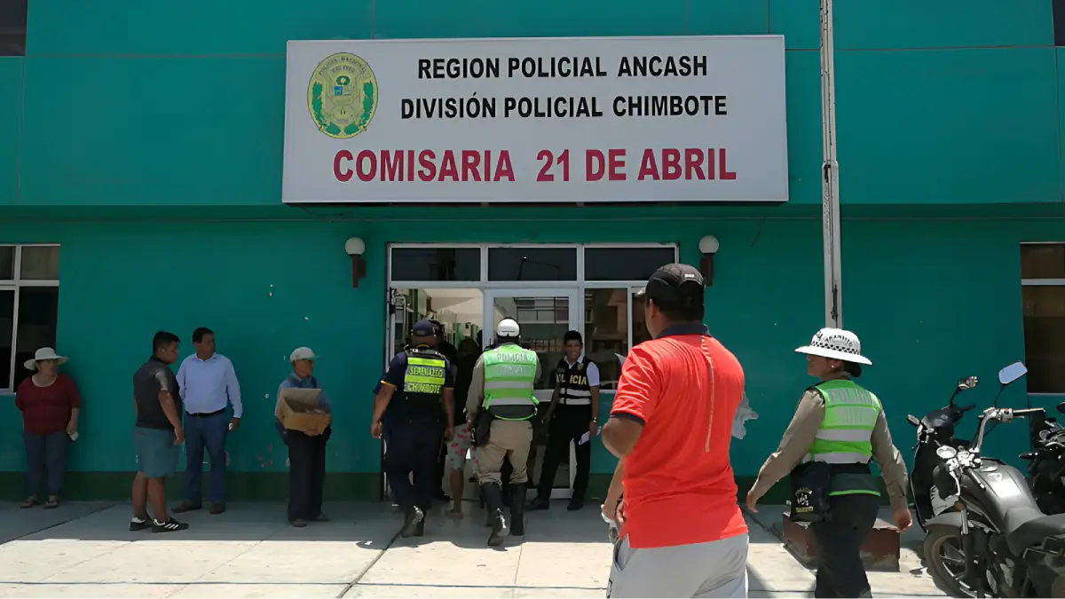 Policía acusado de violar a una joven de 21 años es conducido al penal de Cambio Puente en Chimbote tras orden judicial de prisión preventiva.