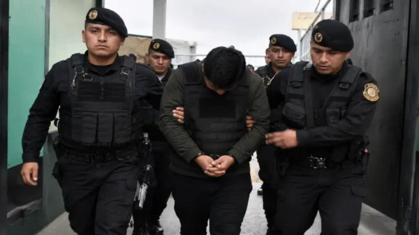 Policías involucrados en delitos generan crisis de confianza ciudadana en Perú.