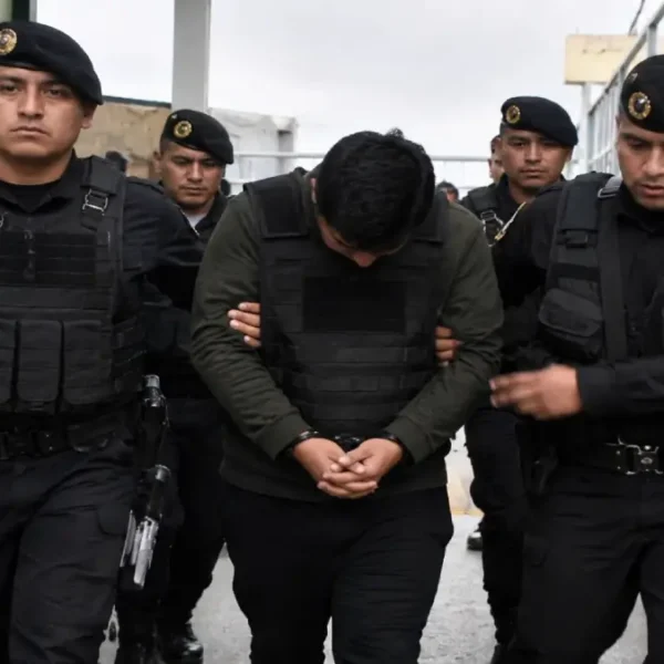 Policías involucrados en delitos generan crisis de confianza ciudadana en Perú.