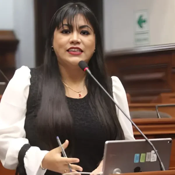 Vivian Olivos anuncia su renuncia a Fuerza Popular durante la campaña de la Segunda Vuelta Electoral 2026.