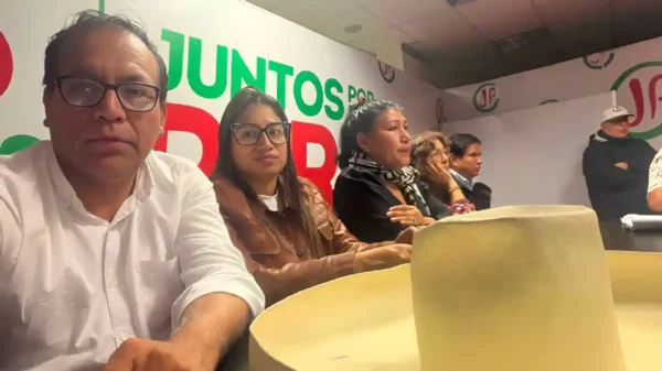 Roberto Sánchez durante una conferencia en Lima donde denunció un supuesto fraude electoral y afirmó que no reconocerá un eventual gobierno de Keiko Fujimori.