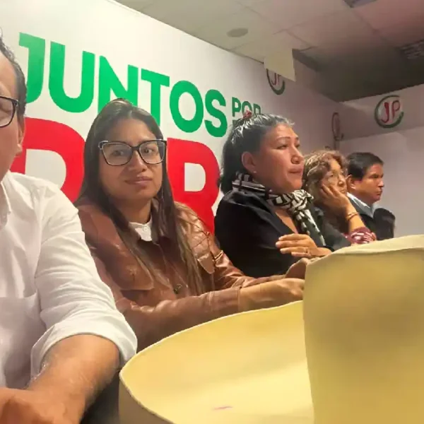 Roberto Sánchez durante una conferencia en Lima donde denunció un supuesto fraude electoral y afirmó que no reconocerá un eventual gobierno de Keiko Fujimori.