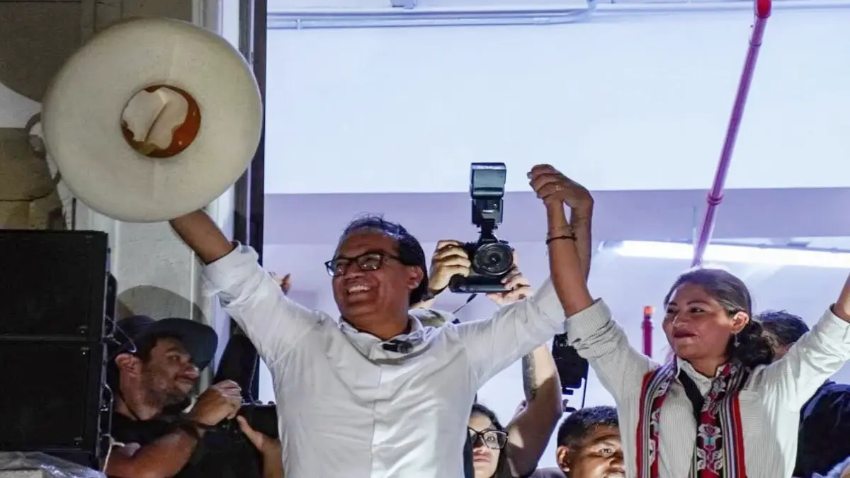 Roberto Sánchez agradece a sus seguidores en la Plaza San Martín tras conocer los resultados del conteo rápido de la segunda vuelta electoral 2026