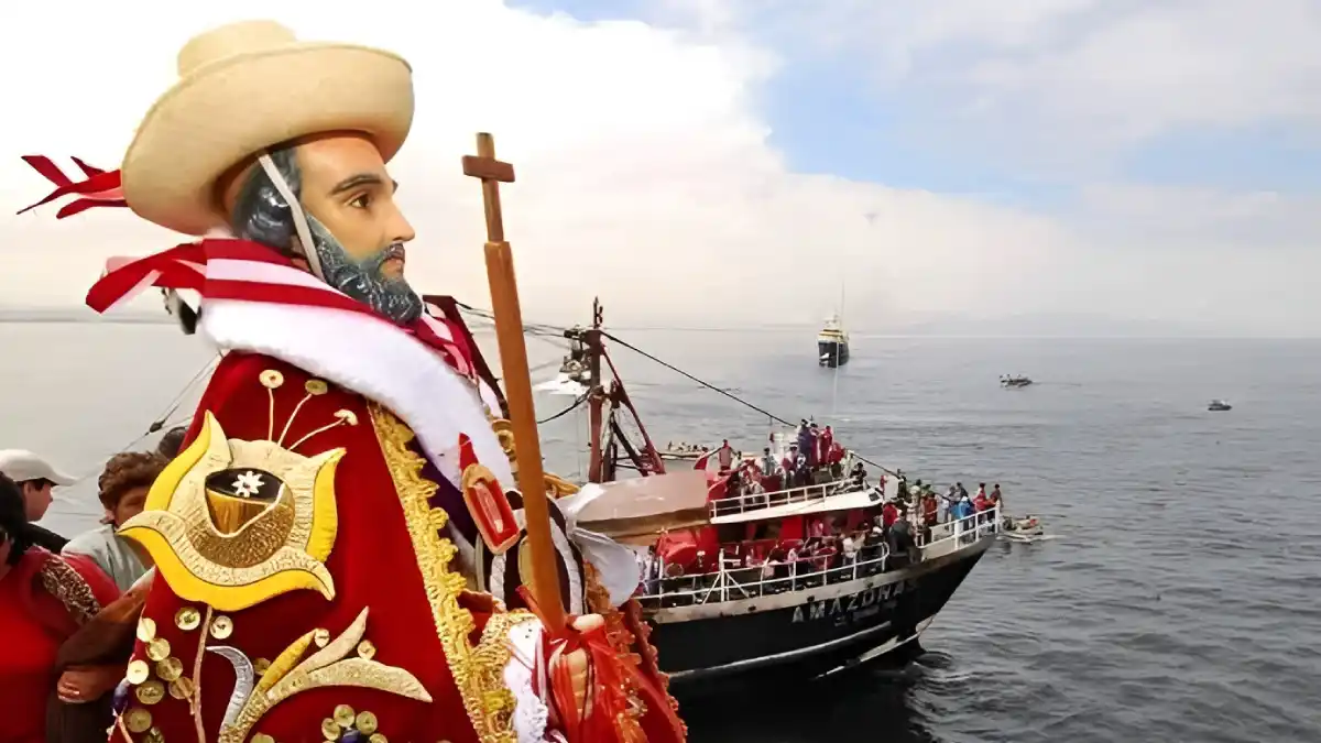 Imagen de San Pedrito en procesión sobre el mar de Chimbote durante la festividad reconocida como Patrimonio Cultural de la Nación.