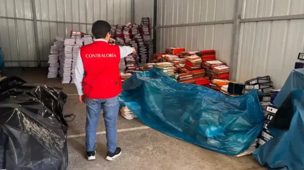 Archivos y acervo documentario GORE Áncash amontonados en el suelo por deficiencias de almacenamiento.