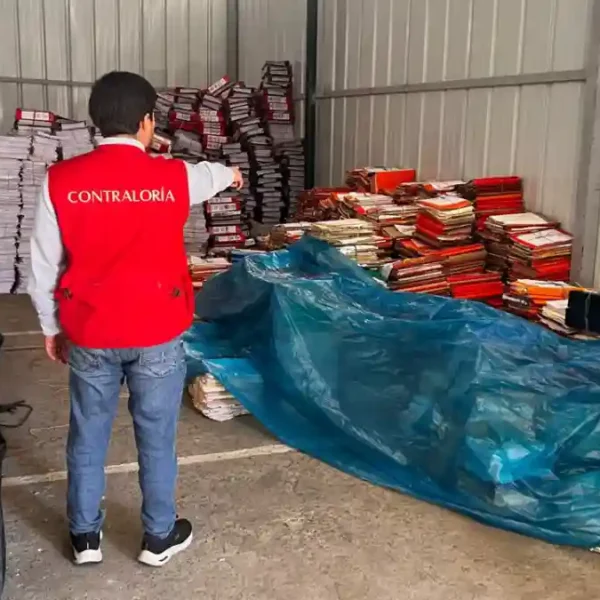 Archivos y acervo documentario GORE Áncash amontonados en el suelo por deficiencias de almacenamiento.