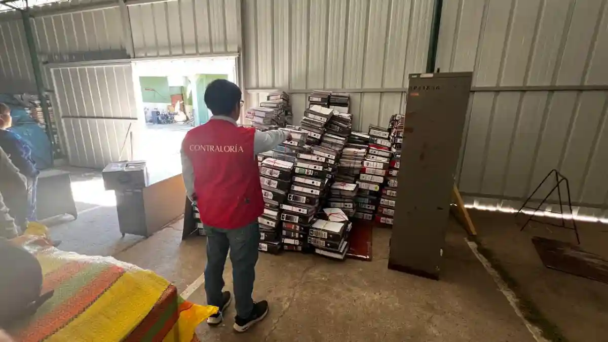 Cajas y carpetas del acervo documentario GORE Áncash tiradas en el suelo sin medidas de seguridad.