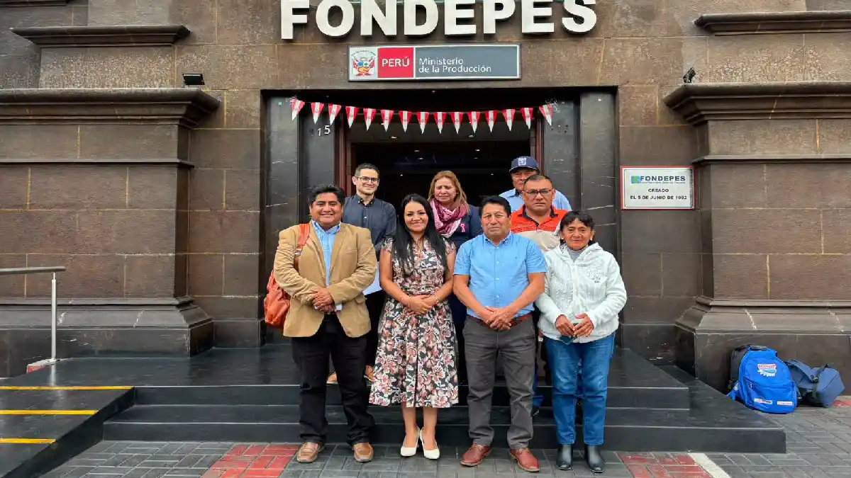 Autoridades de la Municipalidad Provincial de Huarmey y representantes de Fondepes posan al finalizar la reunión de coordinación sobre el desembarcadero pesquero artesanal de Huarmey.