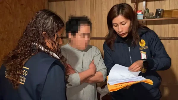 Policías y fiscales peruanos durante el operativo contra el delito de pornografía infantil en Chimbote y Lima.