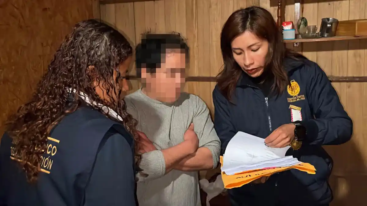 Policías y fiscales peruanos durante el operativo contra el delito de pornografía infantil en Chimbote y Lima.