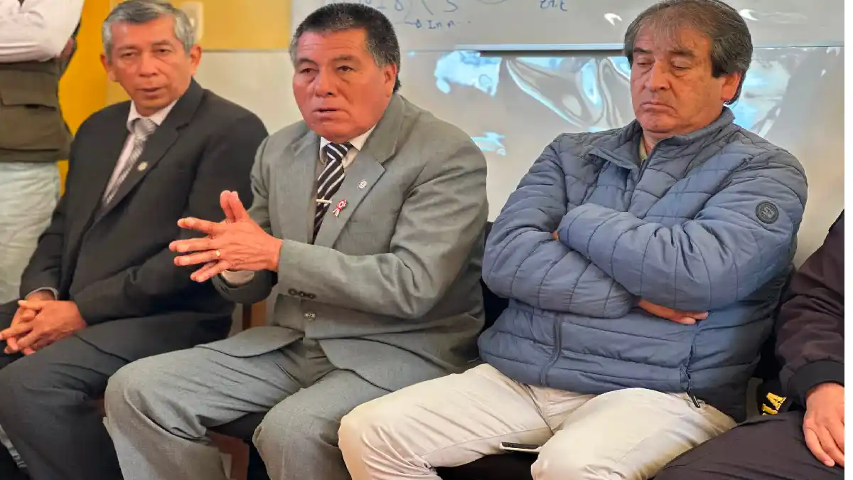 El director de la UGEL Pallasca, Marco Flores Blas, junto al alcalde provincial Manuel Hidalgo en reunión por denuncias sobre escolares.