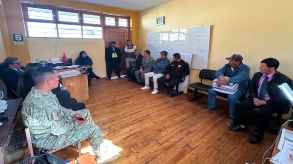 Autoridades de la UGEL Pallasca reunidas en la I.E. Apóstol Santiago de Cabana por denuncias sobre escolares, alcohol y drogas.