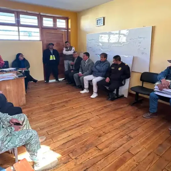 Autoridades de la UGEL Pallasca reunidas en la I.E. Apóstol Santiago de Cabana por denuncias sobre escolares, alcohol y drogas.