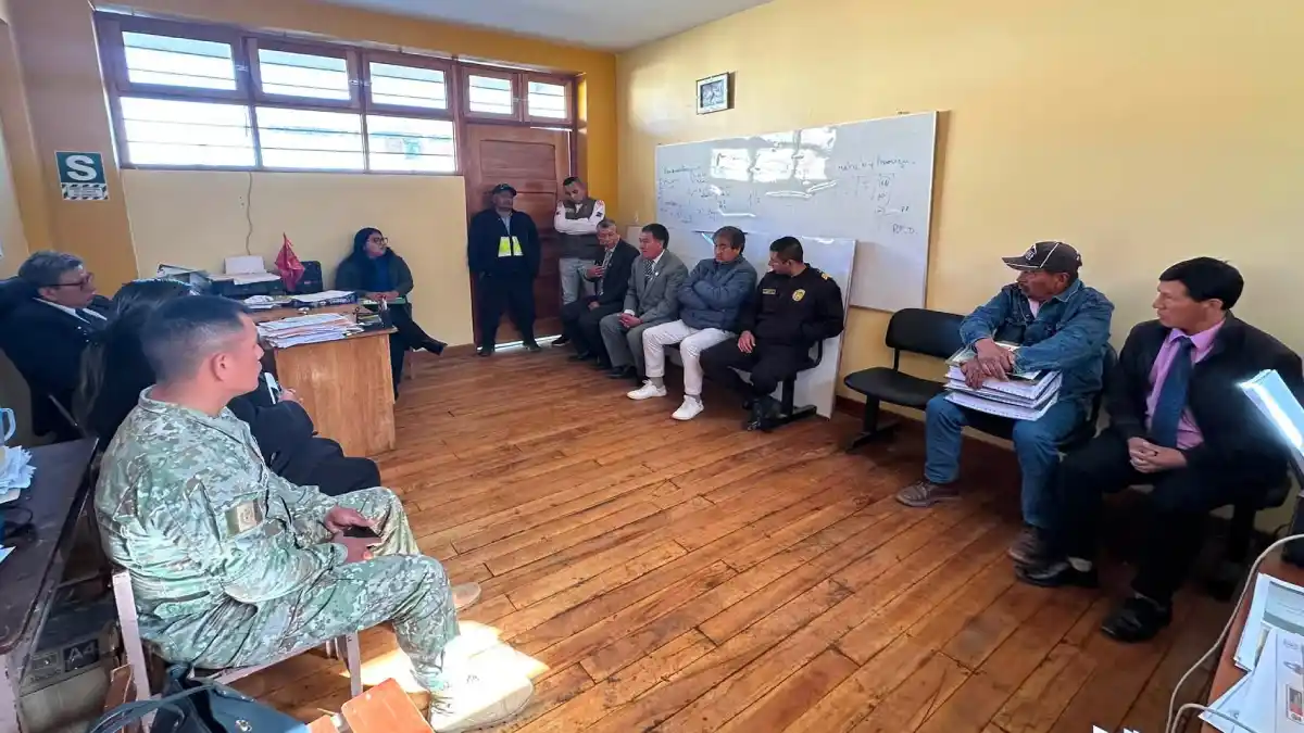 Autoridades de la UGEL Pallasca reunidas en la I.E. Apóstol Santiago de Cabana por denuncias sobre escolares, alcohol y drogas.