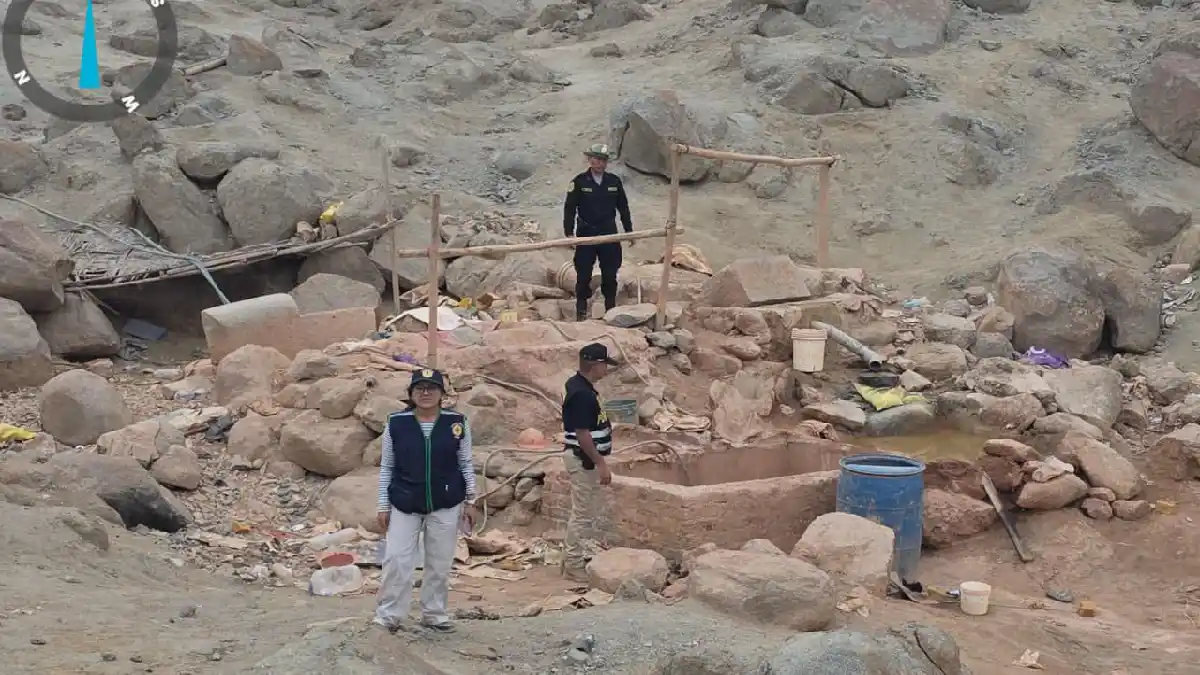 Efectivos policiales y personal de la Fiscalía Ambiental inspeccionando socavones clandestinos destruidos durante el operativo contra la minería ilegal en Nuevo Chimbote.