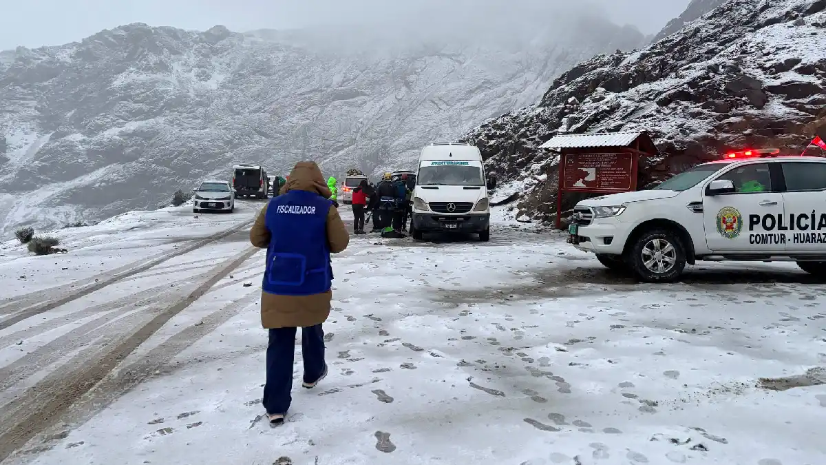 Efectivos policiales y fiscalizadores de turismo inspeccionan un microbús con turistas durante un operativo de control en Punta Olímpica, Áncash.