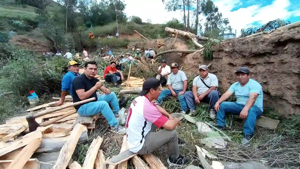 Guido Mariños participa en una faena agrícola junto a pobladores del distrito de Lacabamba, provincia de Pallasca.