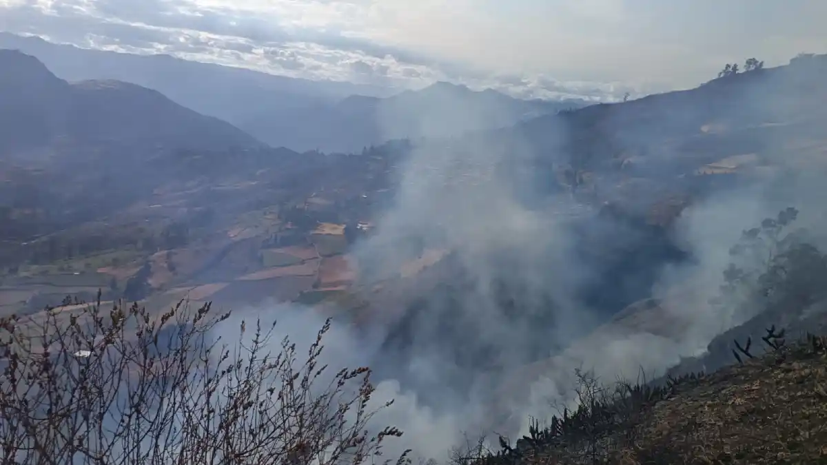 Humo del incendio forestal en Pallasca se acerca a viviendas de pobladores en el sector Shilcuvara, distrito de Bolognesi.
