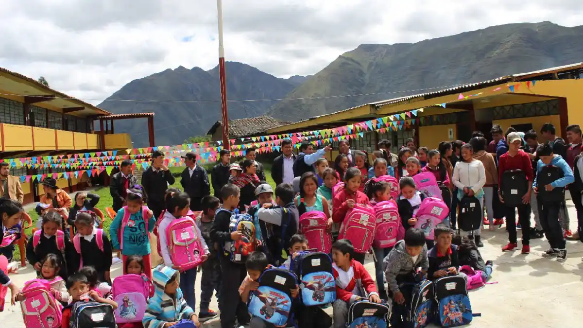 Javier Anticona candidato entrega kits escolares a estudiantes de Lacabamba durante su gestión municipal 2019-2022 en la provincia de Pallasca.
