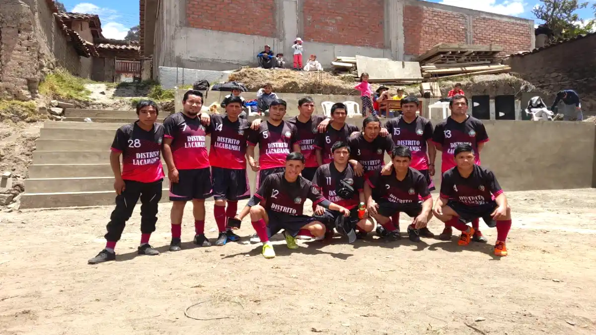 Javier Anticona candidato integra un equipo de fútbol junto a jóvenes de Lacabamba, promoviendo el deporte en el distrito de Pallasca.