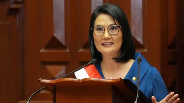 Keiko Fujimori jura como presidenta de Perú durante la ceremonia de investidura en el Congreso de la República, en Lima.