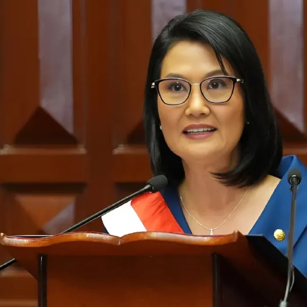 Keiko Fujimori jura como presidenta de Perú durante la ceremonia de investidura en el Congreso de la República, en Lima.