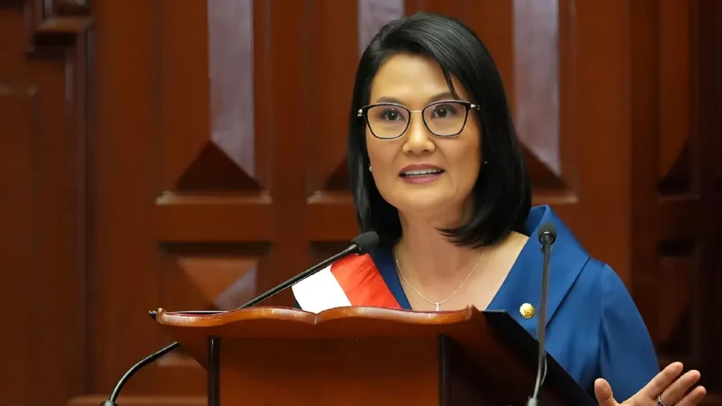 Keiko Fujimori jura como presidenta de Perú durante la ceremonia de investidura en el Congreso de la República, en Lima.