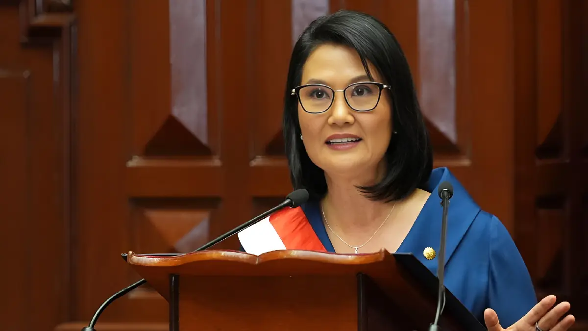 Keiko Fujimori jura como presidenta de Perú durante la ceremonia de investidura en el Congreso de la República, en Lima.
