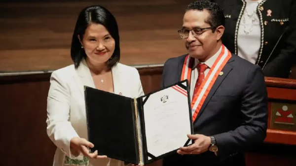 Keiko Fujimori recibe credenciales de presidenta del Perú por parte del JNE en el Gran Teatro Nacional.