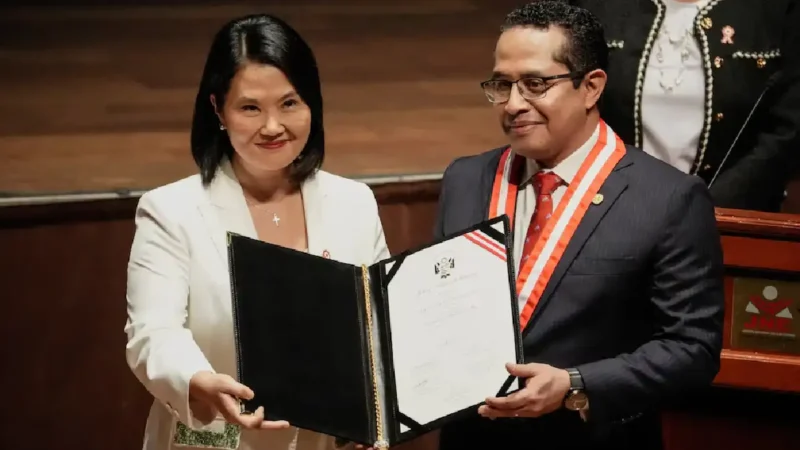 Keiko Fujimori recibe credenciales de presidenta del Perú por parte del JNE en el Gran Teatro Nacional.