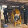 Efectivos policiales y la Fiscalía Ambiental en pleno operativo contra la minería ilegal en Nuevo Chimbote destruyendo socavones clandestinos.