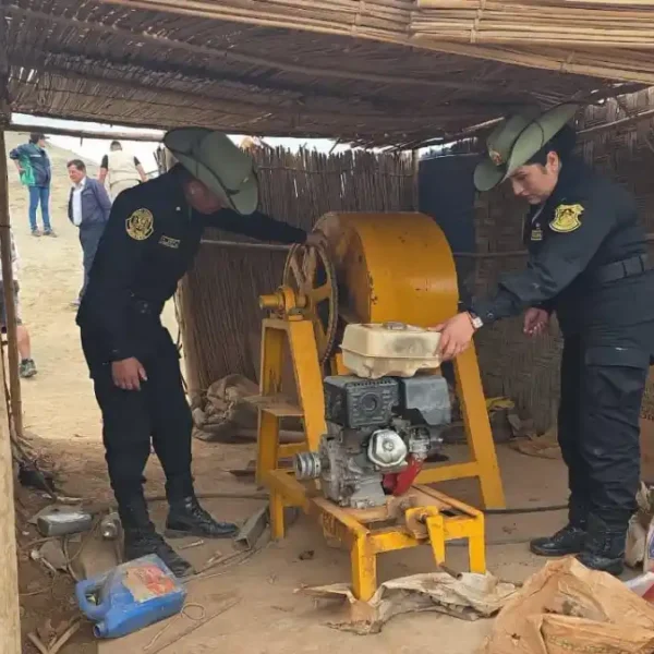 Efectivos policiales y la Fiscalía Ambiental en pleno operativo contra la minería ilegal en Nuevo Chimbote destruyendo socavones clandestinos.