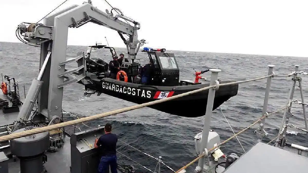 Personal de la Marina de Guerra del Perú baja una lancha para rescatar a pescadores chimbotanos tras la emergencia en alta mar frente a San Juan de Marcona.