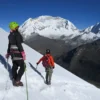 Montañistas realizando Pico Mateo escalada en hielo en el nevado Contrahierbas, Áncash