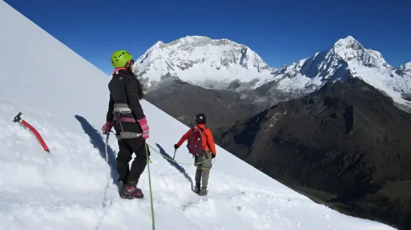 Montañistas realizando Pico Mateo escalada en hielo en el nevado Contrahierbas, Áncash