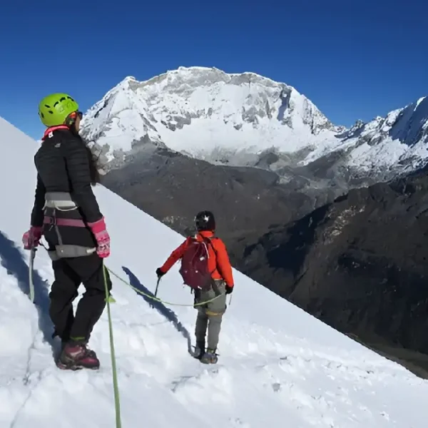 Montañistas realizando Pico Mateo escalada en hielo en el nevado Contrahierbas, Áncash