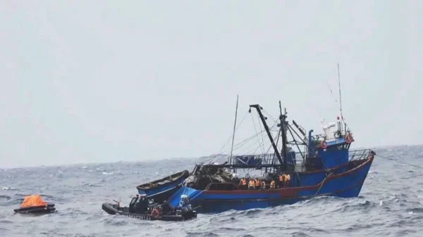 Marina de Guerra rescata a siete pescadores chimbotanos tras el hundimiento de su embarcación frente a San Juan de Marcona.